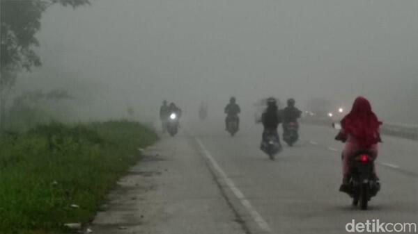 Kabut Tebal Selimuti Pekanbaru, Jarak Pandang Terbatas!