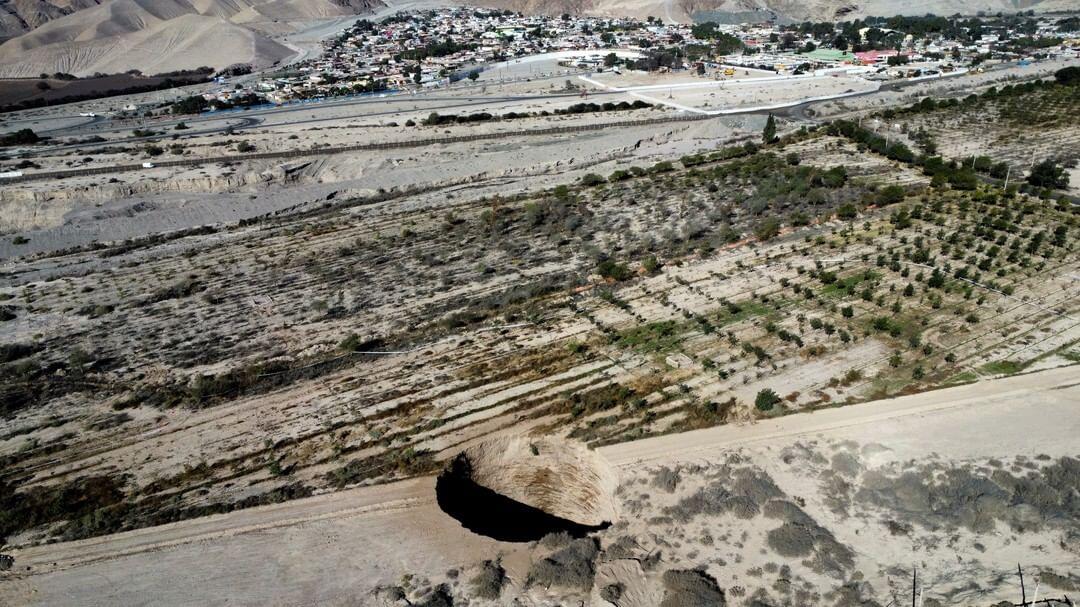 Lubang Raksasa Muncul Secara Misterius di Pertambangan Tierra Amarilla Town, Chile