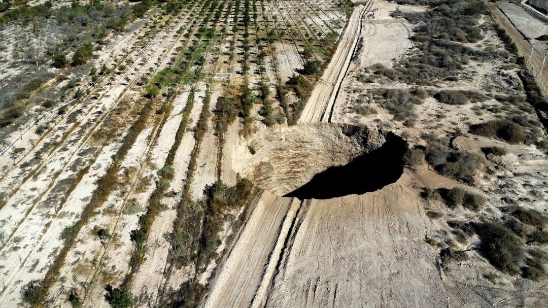 Lubang Raksasa Muncul Secara Misterius di Pertambangan Tierra Amarilla Town, Chile