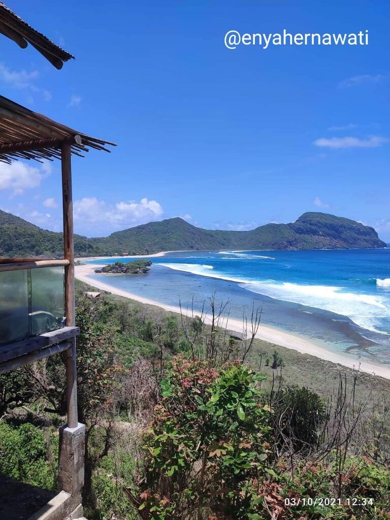 Sekongkang, Destinasi Liburan Pantai yang Asyik Untuk Happy dan Menyepi