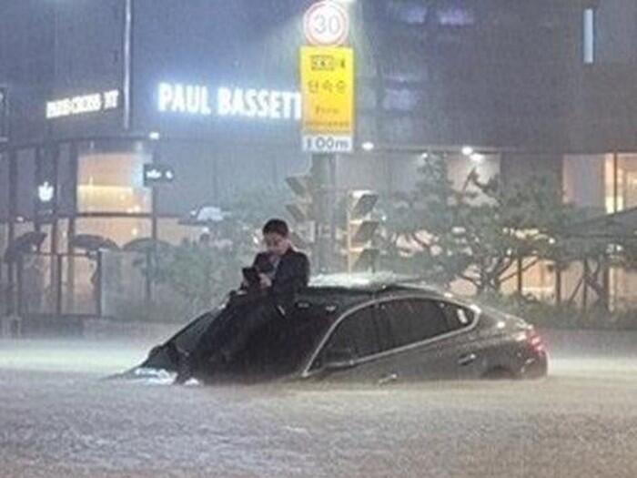 Pria Terlihat Santuy Saat Terjebak Banjir di Korea, Terungkap Sosoknya?