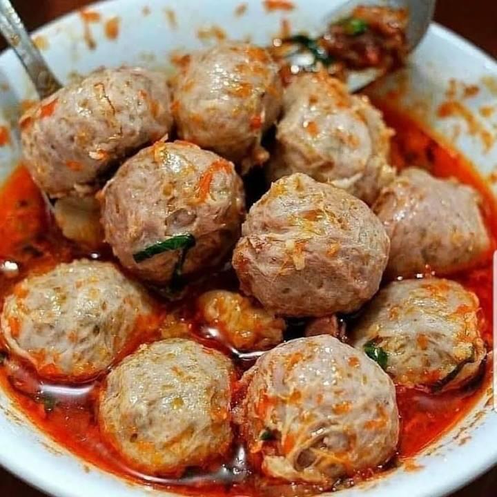 Tuangkan Satu Wadah Penuh Sambal ke Mangkuk Bakso, Perempuan Ini Bikin...