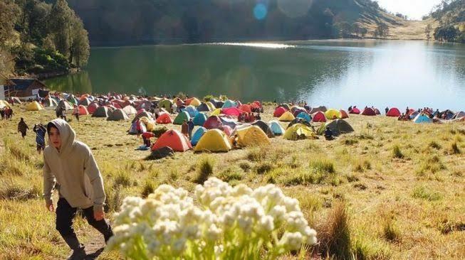 5 Gunung Terindah di Indonesia. 