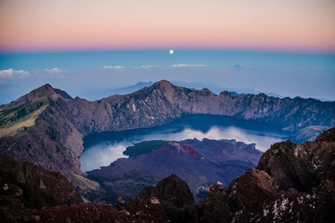 5 Gunung Terindah di Indonesia. 