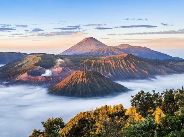 5 Gunung Terindah di Indonesia. 