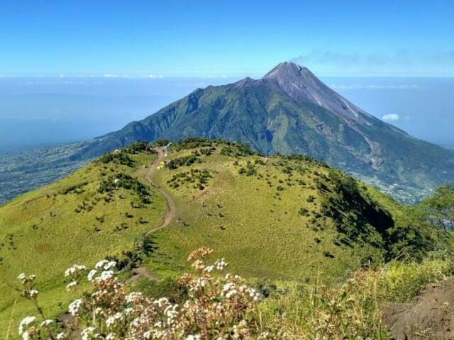 5 Gunung Terindah di Indonesia. 