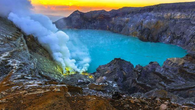 5 Gunung Terindah di Indonesia. 