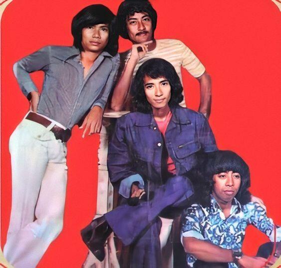 MENGAPA KOES PLUS PANTAS DISEBUT BAND LEGENDA INDONESIA?