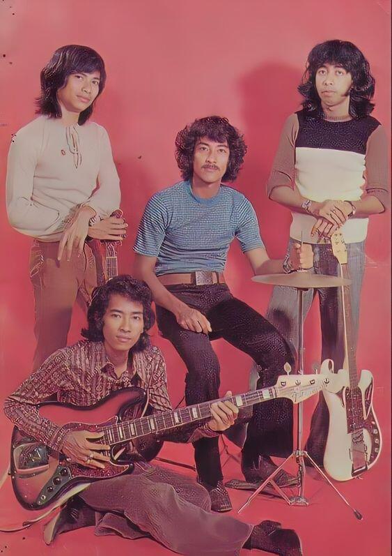 MENGAPA KOES PLUS PANTAS DISEBUT BAND LEGENDA INDONESIA?