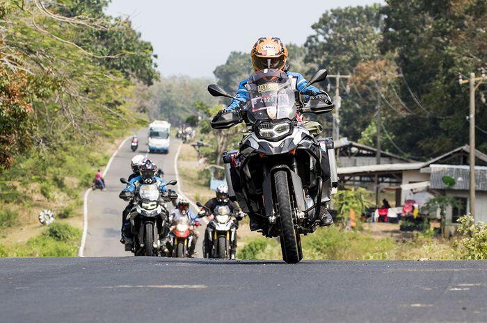 Tips Touring Jauh Menggunakan Motor Biar Tetap Aman