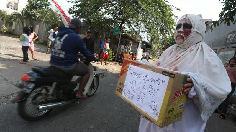 Pocong Minta Sumbangan Perayaaan HUT Kemerdekaan RI di Jalan Itu Pantaskah?