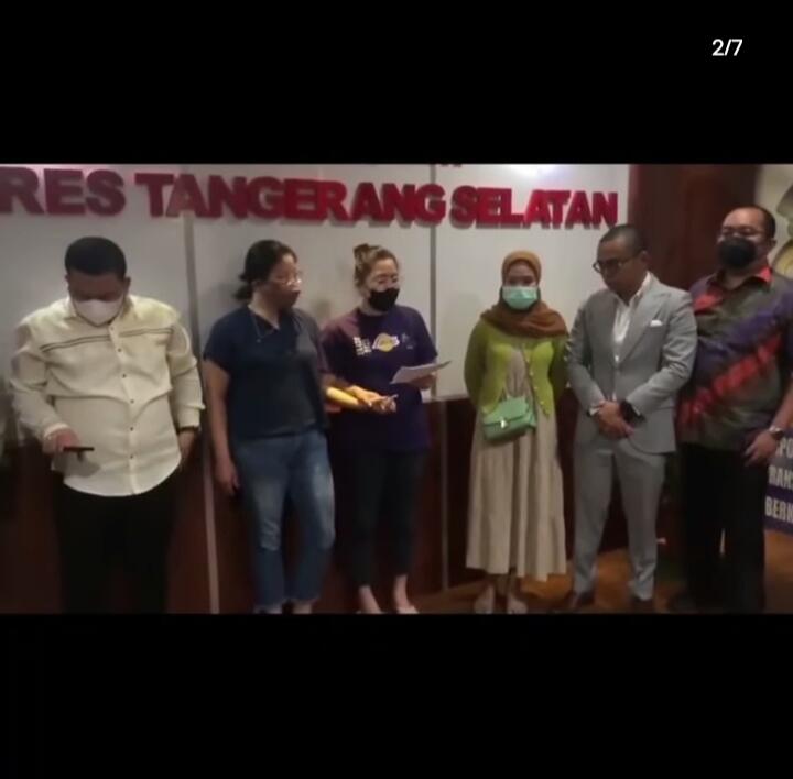 Marah, Mengecam, Kini Ibu Pengutil Cokelat Di Alfamart Nangis Minta Maaf, Kapok? 