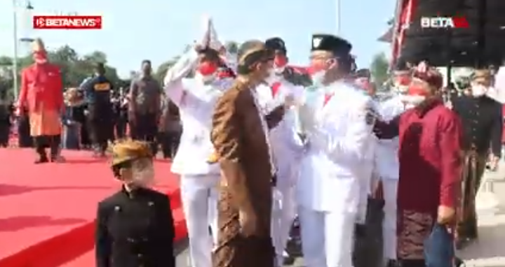 Insiden Saat Pengibaran Bendera di Solo, Tali Bendera Putus Cocoklogi Lepas Masker 