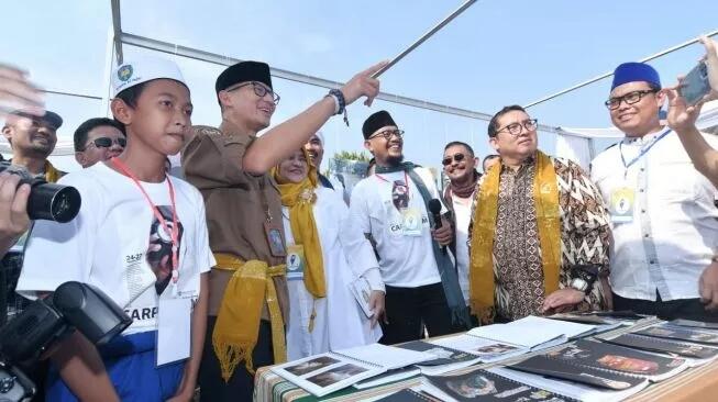 Sandiaga Ajak Santri Ciptakan Ekonomi Kreatif Berbasis Pesantren Melalui Fotografi..