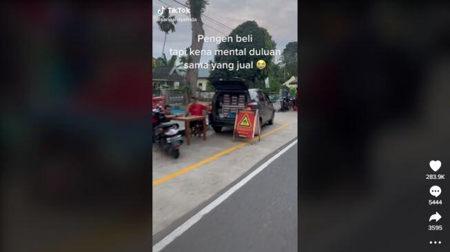 Pedagang Kaki Lima Jualan Gunakan Mobil, Warganet: Minder Duluan