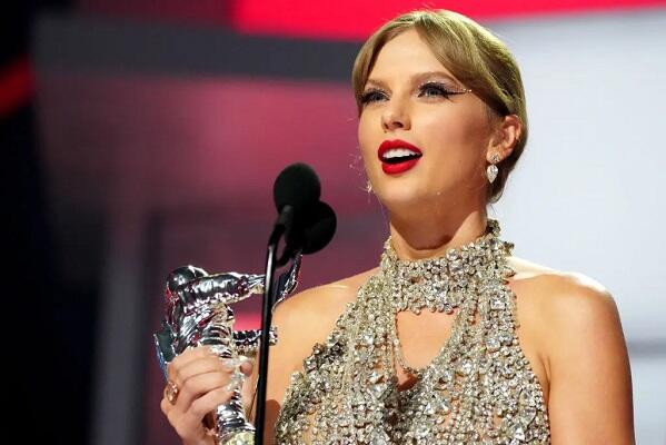 Tampil dengan Baju Menerawang, Taylor Swift Raih Penghargaan Video Musik Terbaik