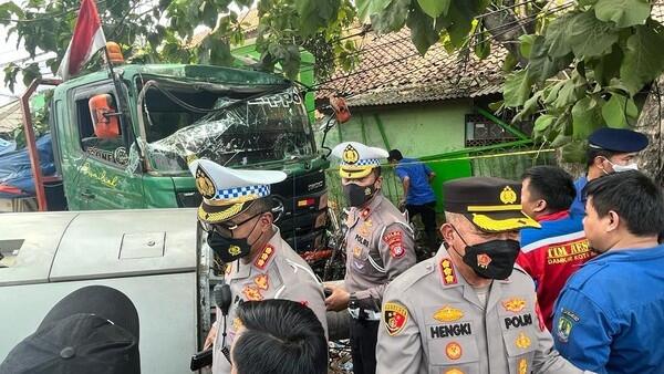 Saksi Lihat Ada Korban Tergencet Truk Trailer Maut di Bekasi