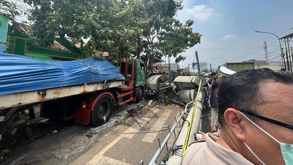 Saksi Lihat Ada Korban Tergencet Truk Trailer Maut di Bekasi