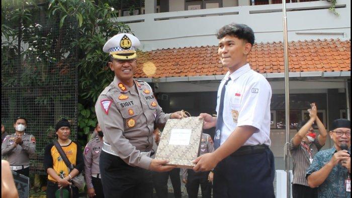 Menginspirasi dan Patut Diapresiasi, Seorang Pelajar Atur Lalin Saat BRT Kebakaran