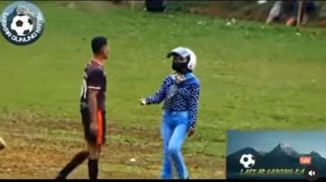 Beredar Video Istri Jemput Suami Kedalam Lapangan Saat Main Bola, Apakah Pantas?