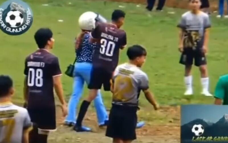 Beredar Video Istri Jemput Suami Kedalam Lapangan Saat Main Bola, Apakah Pantas?