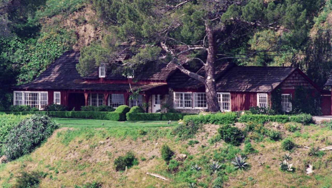 PEMBUNUHAN AKTRIS HOLLYWOOD SHARON TATE | YANG MENGHANTUI RUMAH MEWAH!