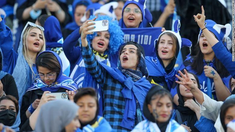 Setelah 40 Tahun Dilarang, Kini Iran Ijinkan Kaum Wanita Nonton Sepak Bola ke Stadion