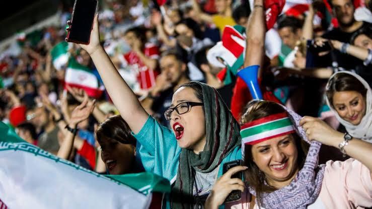 Setelah 40 Tahun Dilarang, Kini Iran Ijinkan Kaum Wanita Nonton Sepak Bola ke Stadion