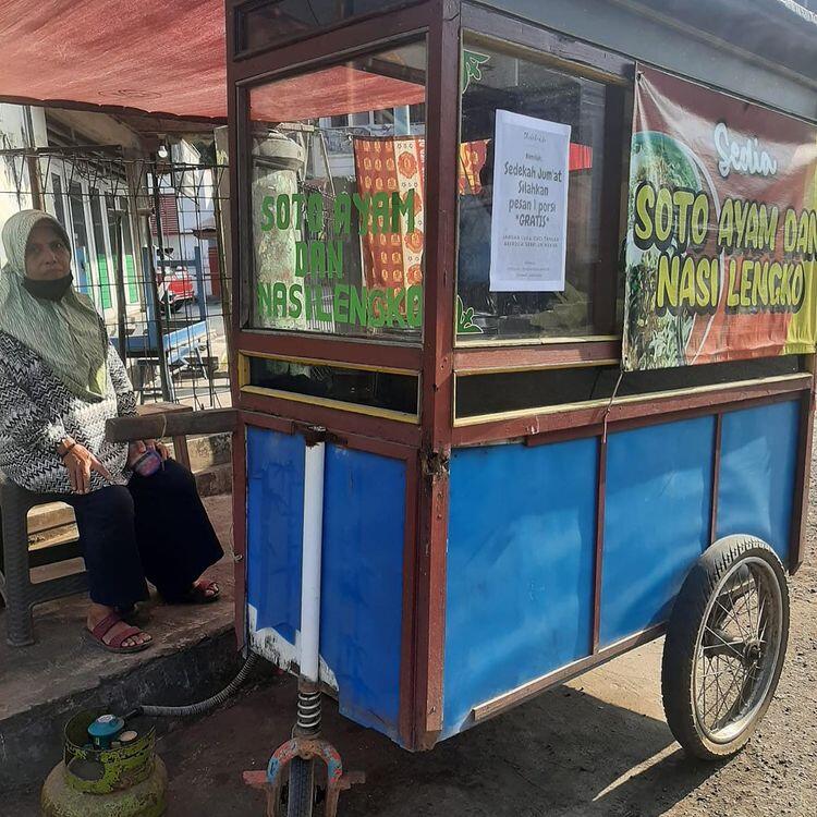 Daripada Nasi Bungkus Dibuang, Sholehalita Pilih Borong Dagangan PKL untuk Berbagi