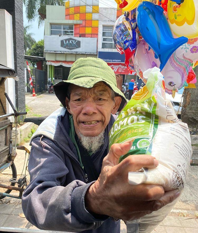 Daripada Nasi Bungkus Dibuang, Sholehalita Pilih Borong Dagangan PKL untuk Berbagi