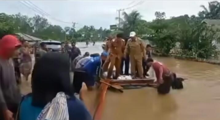 Bukan Diarak Bagai Raja, Ini Alasan Bupati Bengkulu Utara Naik Rakit Tinjau Banjir