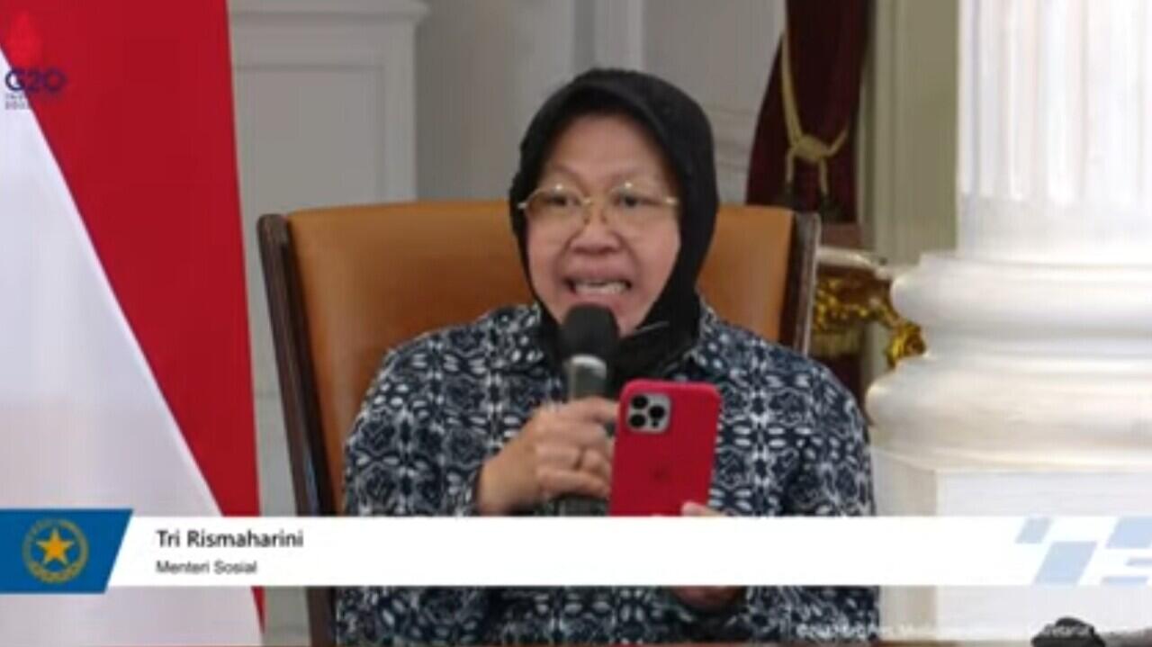 Harga BBM Naik, Rakyat Susah tapi Mensos Risma Malah Pamer Smartphone Mewah