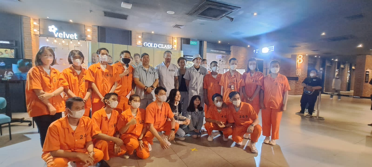 Sambut Film Miracle In Cell No 7, Karyawan CGV Cinemas Indonesia Pakai Baju Tahanan