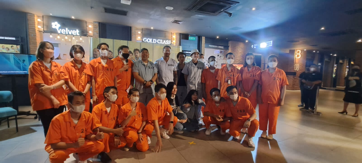 Sambut Film Miracle In Cell No 7, Karyawan CGV Cinemas Indonesia Pakai Baju Tahanan