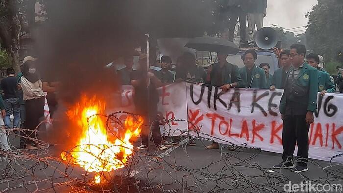 Demo Tolak Harga BBM Naik, Mahasiswa Bakar Ban Dekat Istana Bogor