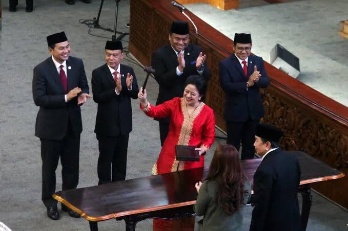 Demo Buruh di DPR, Puan Rayakan Ulang Tahun dalam Rapat Paripurna