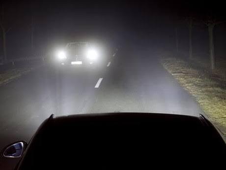 Tips Cerdas Menghindari Mata Silau Dari Kendaraan Lawan Arah (Sadar Dong Woy!)