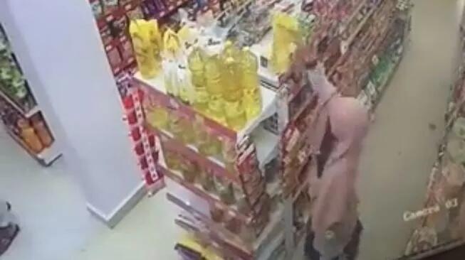 Tertangkap CCTV! Perempuan Bercadar Gunakan Kerudung untuk Mencuri Minyak Goreng