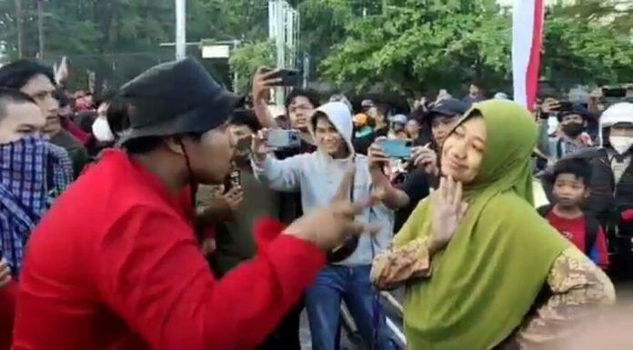 Semprot Mahasiswa Unhas yang Demo BBM, Ibu-Ibu Ini Bilang Bikin Malu