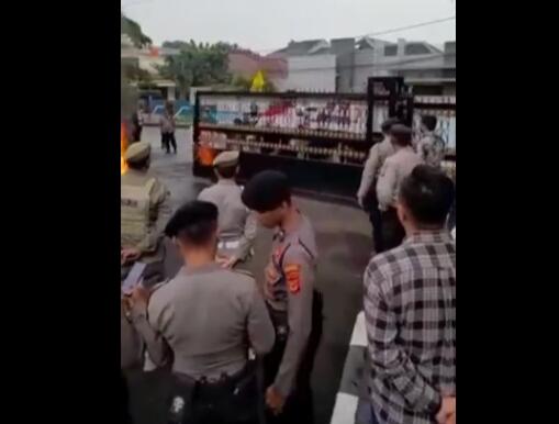 Aneh! Sikap Cuek Aparat Melihat Mahasiswa Anarkis Berdemo di Kantor DPRD Bogor