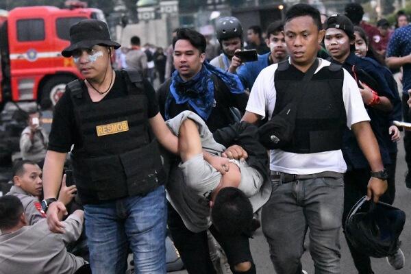 Aneh! Sikap Cuek Aparat Melihat Mahasiswa Anarkis Berdemo di Kantor DPRD Bogor
