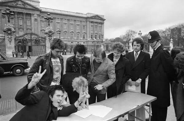 &quot;God Save The Queen&quot; Versi Sex Pistols - Nyanyian Paling Nyaring Untuk Sang Ratu