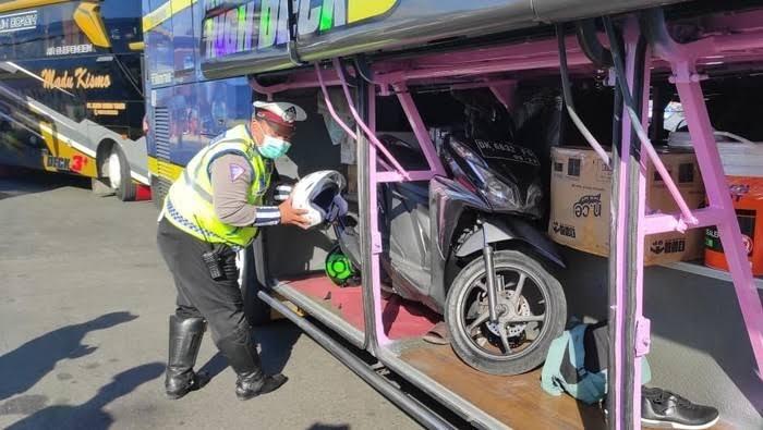 Zaman Makin Canggih, Bus Bisa Bawa Motor Didalam Bagasinya