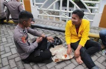 Moment Lucu Ketika Mahasiswa Demo Bertemu Kawannya Yang Polisi.