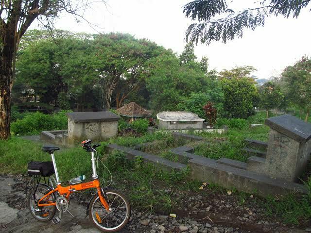 Suka Duka Tinggal Dekat Dengan Makam Hindu Budha