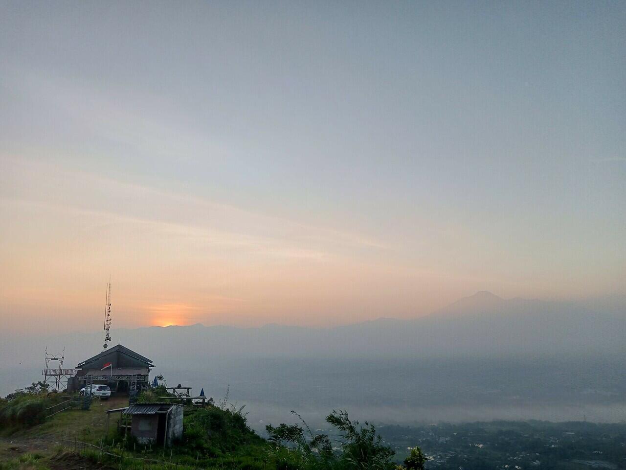 Bukit Alesano, Camping dengan view Gunung Gede Pangrango