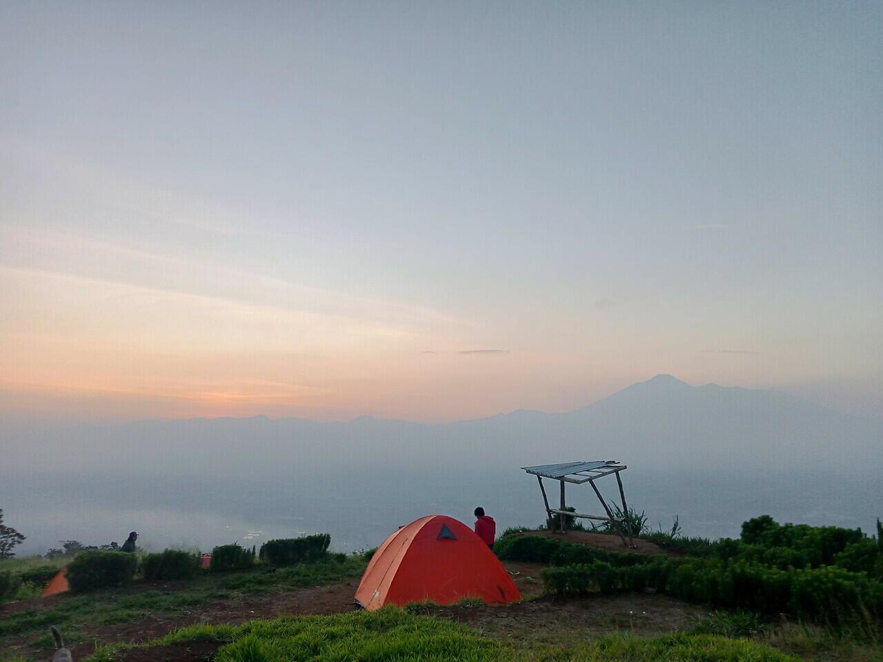 Bukit Alesano, Camping dengan view Gunung Gede Pangrango