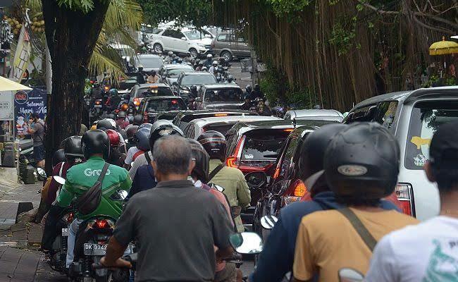 Masalah Macet Di Kota Besar, Jalan Kurang Lebar Atau Kendaraan Terlalu Padat?