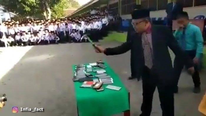 Guru Hancurkan Ponsel Siswa! Netizen Bilang Ga Ada Akhlak