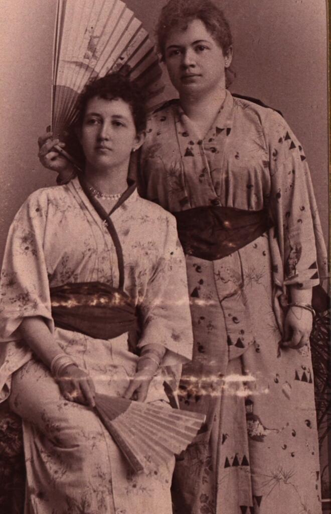 Noni Belanda Mengenakan Kimono